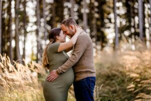 Babybauchshooting-Herbstwald-Sabrina-Matthias