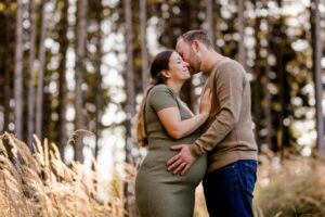 Babybauchshooting-Herbstwald-Sabrina-Matthias