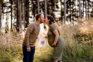 Babybauchshooting-Herbstwald-Sabrina-Matthias