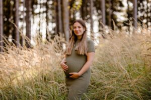 Babybauchshooting-Herbstwald-Sabrina-Matthias