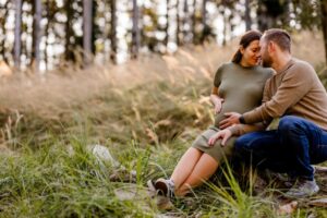 Babybauchshooting-Herbstwald-Sabrina-Matthias